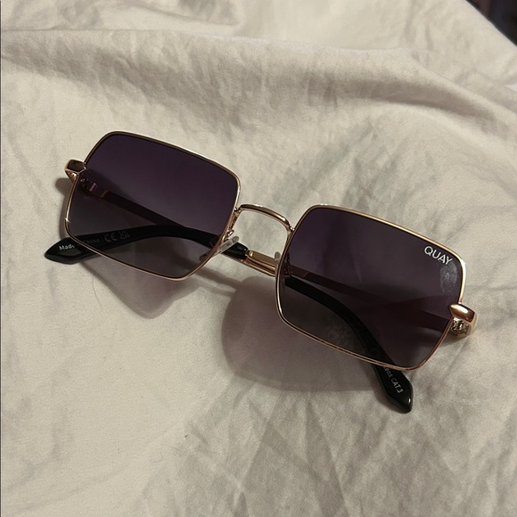 New Quay  TTYL style Gold Frame Sunglasses with Black Lenses - Picture 1 of 4
